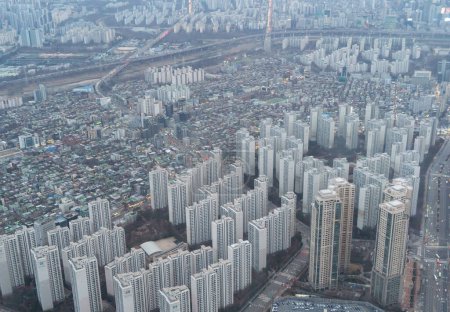 Foto de Vista aérea de Seúl Downtown Skyline, Corea del Sur. Distrito financiero y centros de negocios en la ciudad urbana inteligente de Asia. Rascacielos y edificios de gran altura. - Imagen libre de derechos