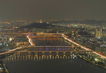 Téléchargez les photos : Aerial view of Seoul Downtown Skyline, South Korea. Financial district and business centers in smart urban city in Asia. Skyscraper and high-rise buildings. - en image libre de droit