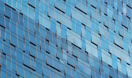 Téléchargez les photos : Modèle de fenêtres des immeubles de bureaux. Architecture en verre design de façade avec reflet dans la ville urbaine, Downtown Dubai. Ville urbaine dans le quartier financier avec ciel bleu. - en image libre de droit
