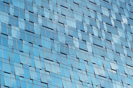 Muster der Fenster von Bürogebäuden. Fassadengestaltung der Glasarchitektur mit Reflexion in der urbanen Stadt Downtown Dubai. Urbane Stadt im Finanzviertel mit blauem Himmel.