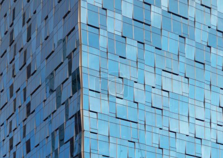 Foto de Patrón de ventanas de edificios de oficinas. Diseño de fachada de arquitectura de vidrio con reflejo en la ciudad urbana, Downtown Dubai. Ciudad urbana en el distrito financiero con cielo azul. - Imagen libre de derechos