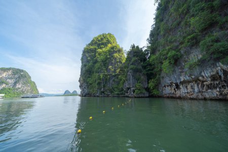 Téléchargez les photos : Eau de mer turquoise claire, mer d'Andaman dans l'île de Phuket en saison estivale, Thaïlande. L'eau dans l'océan fond de papier peint motif. - en image libre de droit