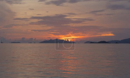 Foto de Mar azul turquesa claro, mar de Andamán en la isla de Phuket en la temporada de verano, Tailandia. Agua en el fondo de pantalla patrón océano. - Imagen libre de derechos