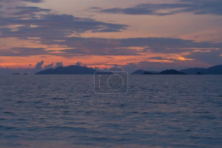 Téléchargez les photos : Eau de mer turquoise claire, mer d'Andaman dans l'île de Phuket en saison estivale, Thaïlande. L'eau dans l'océan fond de papier peint motif. - en image libre de droit