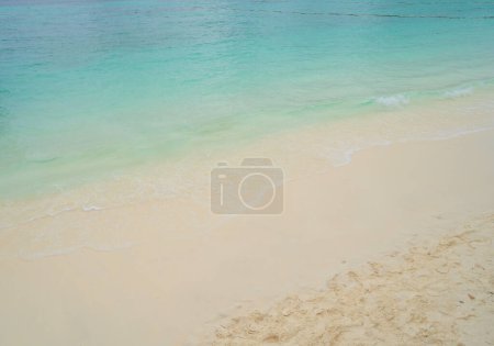 Foto de Mar azul turquesa claro, mar de Andamán en la isla de Phuket en la temporada de verano, Tailandia. Agua en el fondo de pantalla patrón océano. - Imagen libre de derechos