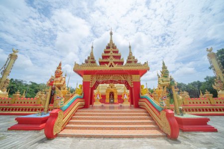 Téléchargez les photos : La pagode Isan est un temple bouddhiste près de Bangkok, une ville urbaine de Thaïlande. Architecture thaïlandaise paysage arrière-plan. attraction touristique point de repère. - en image libre de droit