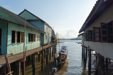 Foto de Koh Panyee, el pueblo flotante de la ciudad urbana casas, lago mar o río. Naturaleza paisaje pesca y herramientas de pesca en Pak Pha, Phang Nga, Tailandia. Acuicultura - Imagen libre de derechos