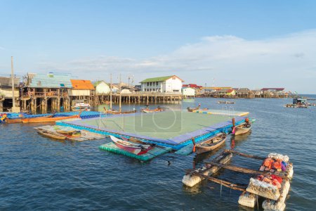 Foto de Koh Panyee, el pueblo flotante de la ciudad urbana casas, lago mar o río. Naturaleza paisaje pesca y herramientas de pesca en Pak Pha, Phang Nga, Tailandia. Acuicultura - Imagen libre de derechos