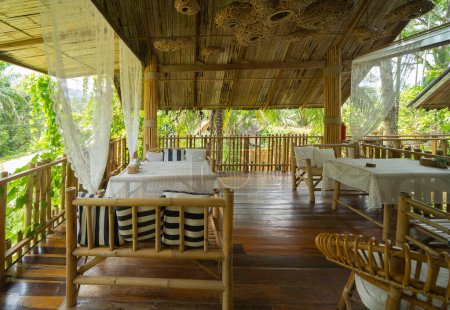 Foto de Restaurante tailandés con árboles de bosque natural. Diseño de interiores. - Imagen libre de derechos
