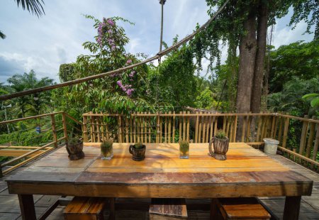 Téléchargez les photos : Restaurant thaïlandais avec arbres forestiers naturels. Design d'intérieur. - en image libre de droit