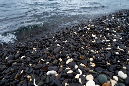 Téléchargez les photos : Pierre de gravier granit roches revêtement de sol motif texture de surface sur le lac de mer. Gros plan du matériau extérieur pour le fond de la décoration design. Décombres - en image libre de droit