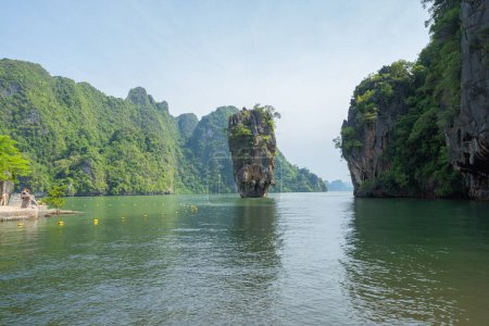 Téléchargez les photos : Khao Phing Kan, Ko Ta Pu, Phang Nga, arbres verts luxuriants d'en haut dans la forêt tropicale dans le parc national en saison estivale. Paysage naturel fond. - en image libre de droit