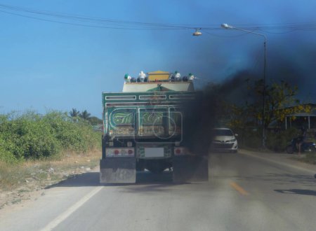Téléchargez les photos : Camion diesel soufflant fumée noire en Thaïlande. Pollution. - en image libre de droit