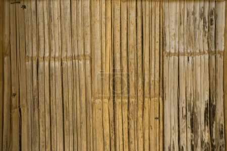 Foto de Lajas de madera natural pared o línea de listones organizar. Patrón de suelo textura de la superficie. Primer plano del material de arquitectura interior para el fondo de decoración de diseño. - Imagen libre de derechos