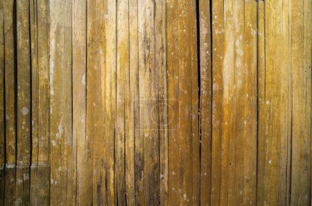 Foto de Lajas de madera natural pared o línea de listones organizar. Patrón de suelo textura de la superficie. Primer plano del material de arquitectura interior para el fondo de decoración de diseño. - Imagen libre de derechos