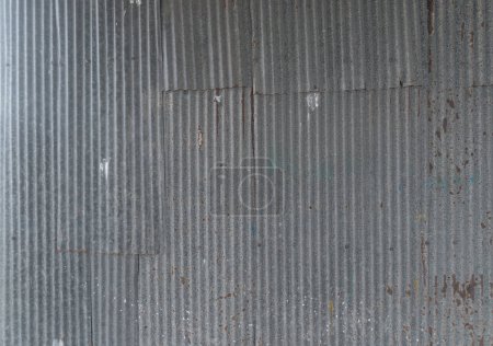 Téléchargez les photos : Bandes métalliques en acier. Métal de fer ondulé rouillé, mur en acier au zinc, fond de texture de motif. Gros plan du matériau d'architecture extérieure pour fond de décoration design. - en image libre de droit