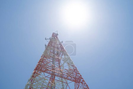 Téléchargez les photos : Antenne de radio TV réseau tour de télécommunications isolé sur le ciel. Station - en image libre de droit