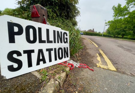 Schild vor einem britischen Wahllokal für die Stimmabgabe während einer Wahl 