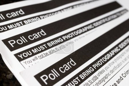 Tarjetas de votación británicas para votar en las elecciones de los gobiernos locales y nacionales del Reino Unido que muestren la necesidad de identificación fotográfica