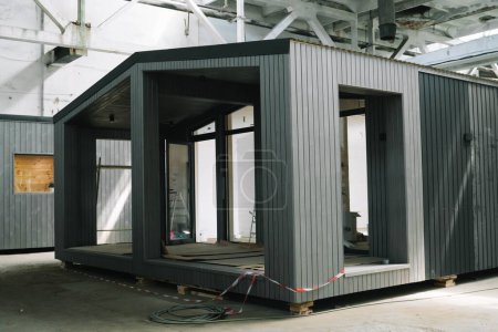 Foto de Una nueva casa prefabricada modular de madera en el interior de las instalaciones de fabricación. - Imagen libre de derechos