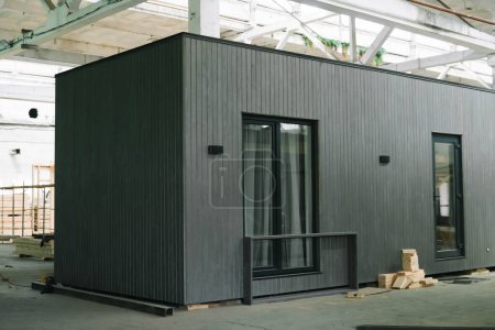 Foto de Exposición de nueva y moderna casa modular prefabricada a partir de paneles de madera compuesta. Montaje de paneles energéticamente eficientes. - Imagen libre de derechos