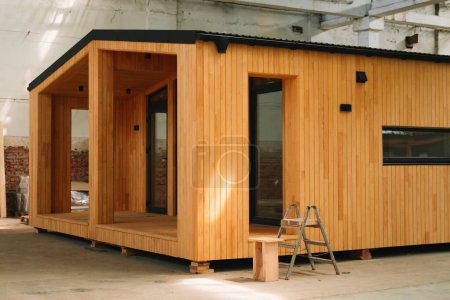 Foto de Una nueva casa prefabricada modular de madera dentro de un edificio industrial. - Imagen libre de derechos