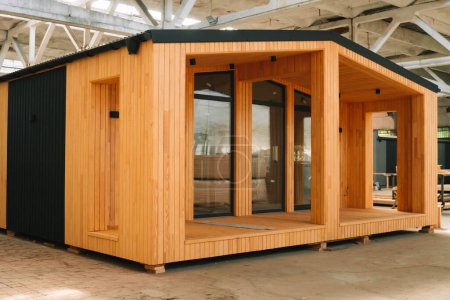 Una nueva casa prefabricada modular de madera en el interior de las instalaciones de fabricación.