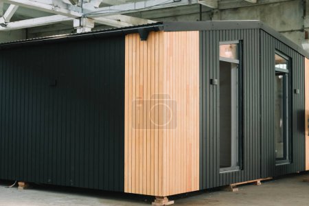 Foto de Exposición de nueva y moderna casa modular prefabricada a partir de paneles de madera compuesta. Montaje de paneles energéticamente eficientes. - Imagen libre de derechos