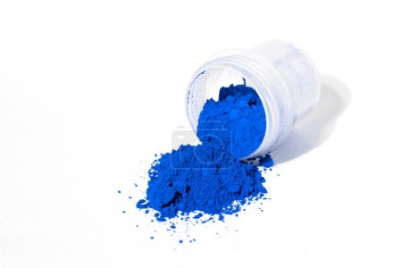 Foto de Pigmento azul ultramar, pintura natural seca sobre un fondo blanco, macro - Imagen libre de derechos