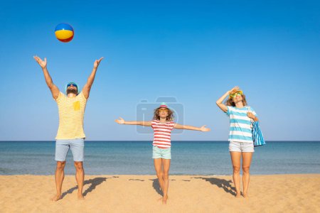 Foto de Feliz familia en vacaciones de verano. Madre, padre e hijo en la playa. Gente divirtiéndose junto al mar - Imagen libre de derechos