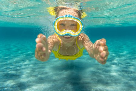 Téléchargez les photos : Portrait sous-marin d'un enfant. Un gamin qui s'amuse dans la mer. Vacances d'été et mode de vie sain concept - en image libre de droit