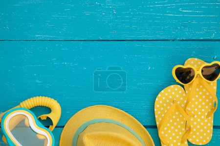 Foto de Chanclas de playa y sombrero sobre fondo de madera azul. Concepto de vacaciones de verano y viajes - Imagen libre de derechos