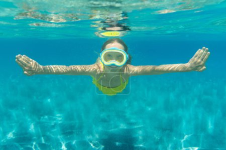 Téléchargez les photos : Portrait sous-marin d'un enfant. Un gamin qui s'amuse dans la mer. Vacances d'été et mode de vie sain concept - en image libre de droit