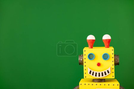 Téléchargez les photos : Joyeux robot jouet. Éducation, créativité et innovation concept technologique - en image libre de droit