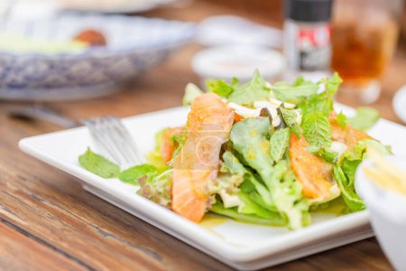 Foto de Fresh salmon salad with green vegetables - Imagen libre de derechos