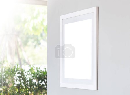 Foto de Imagen burlona del marco de fotos en blanco carteles de pantalla blanca y en la pared en la cafetería, marco de madera para publicidad - Imagen libre de derechos
