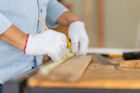 Téléchargez les photos : Menuisier travaillant avec des équipements sur table en bois dans un atelier de bois, homme faisant de la menuiserie dans une menuiserie - en image libre de droit