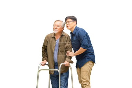 Foto de Padre asiático mayor e hijo de mediana edad con camino de recorte, el cuidador está enseñando a anciano a caminar con caminante, anciano anciano con hijo sobre fondo blanco - Imagen libre de derechos