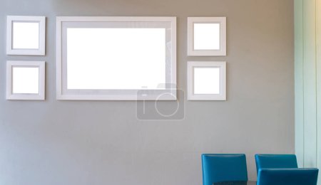 Foto de Imagen burlona de cartelera en blanco carteles de pantalla blanca para publicidad, marcos de fotos en blanco exhibición en la cafetería para su diseño - Imagen libre de derechos