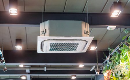 Foto de Moderno sistema de aire acondicionado tipo casete montado en el techo en café sho - Imagen libre de derechos
