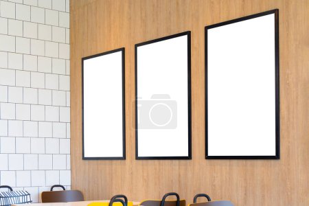 Foto de Imagen burlona de cartelera en blanco carteles de pantalla blanca para publicidad, conjunto de 3 marcos de fotos en blanco exhibición en la cafetería para su diseño - Imagen libre de derechos