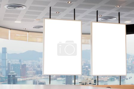 Téléchargez les photos : Image de maquette des affiches blanches d'écran de panneau d'affichage blanc pour la publicité, affichage blanc de cadres photo dans le café pour votre conception - en image libre de droit