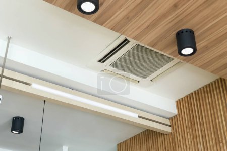 Téléchargez les photos : Système moderne de climatisation de type cassette monté au plafond en café sho - en image libre de droit