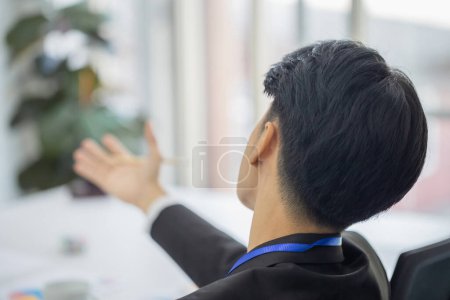 Foto de Hombre planeando trabajar en la sala de reuniones, Empresario sentado en la sala de conferencias - Imagen libre de derechos