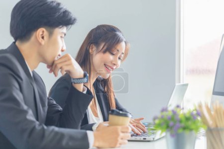Téléchargez les photos : Les gens d'affaires discutent du travail et l'utilisation d'ordinateurs portables dans les bureaux modernes, l'homme et la femme de travail et de remue-méninges sur le lieu de travail - en image libre de droit