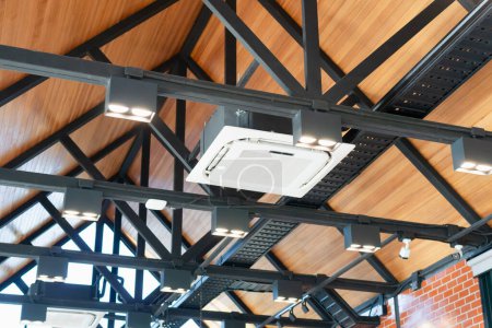 Téléchargez les photos : Système moderne de climatisation de type cassette au plafond dans un café - en image libre de droit