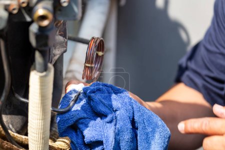 Téléchargez les photos : Technicien homme vérifier système de climatisation de fuite, Climatisation Réparation homme vérifier et réparer la climatisation moderne - en image libre de droit