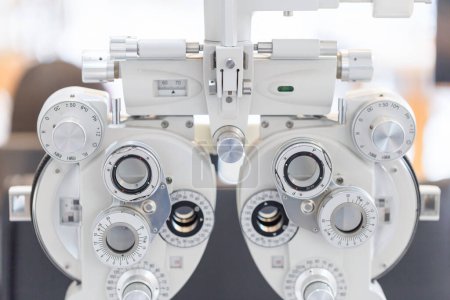 Téléchargez les photos : Mise au point sélective de la machine de mesure de la vue phoropter dans l'atelier d'optique - en image libre de droit