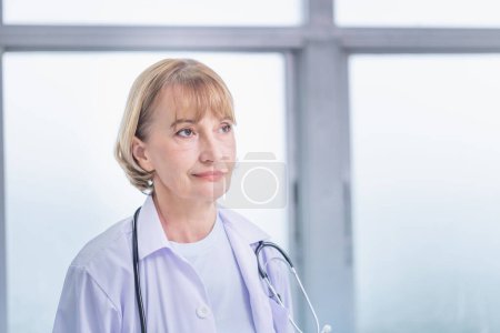 Foto de Retrato de una doctora posando y de pie en un hospital, atención médica y servicio médico - Imagen libre de derechos
