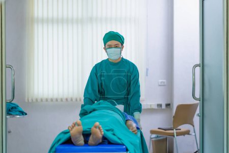 Foto de Personal médico de enfermería con enfermos, enfermeros con paciente en el hospital - Imagen libre de derechos
